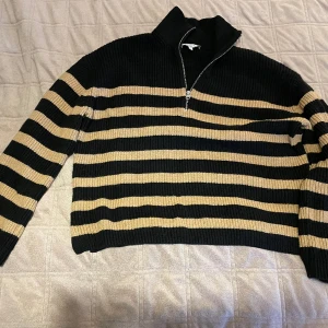 Randig tröja - Randig tröja i svart och beige färg från & Other Stories, storlek S (i oversize modell). Använd men i mycket bra skick (lite nopprig på baksidan).