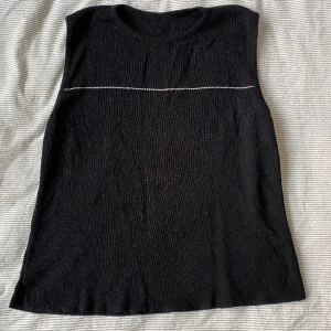 Fin väst med silverrand - En jättefin väst som passar perfekt nu till jul/nyår! Sitter jättefint och passar perfekt över en shorts eller T-shirt!