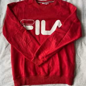 En fin röd tröja från FILA! I strl xs och använd fåtal gånger!