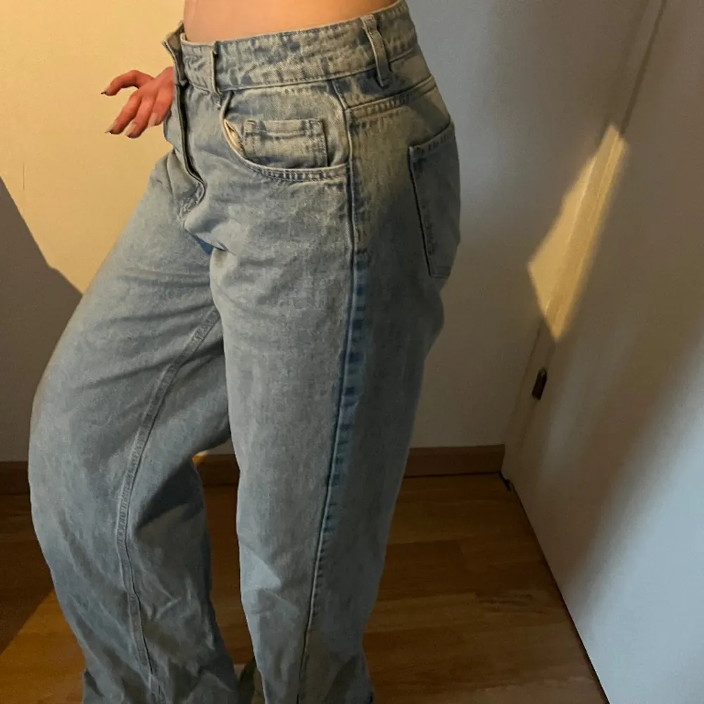 Säljer dessa baggy jeans från Stradivarius i storlek 38✨ (orginal pris 429 på zalando) anledningen till att jag säljer är för att jag har för många blåa jeans, Annars älskar jag dom!💗. Jeans & Byxor.
