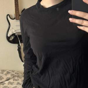 Basic svart crewneck tröja från H&M 🌟 Passar till alla outfits 🤩  Skriv för fler bilder eller frågor 💕