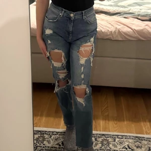 Ripped jeans  - Ripped jeans från BikBok i fint skick som knappast är använda.