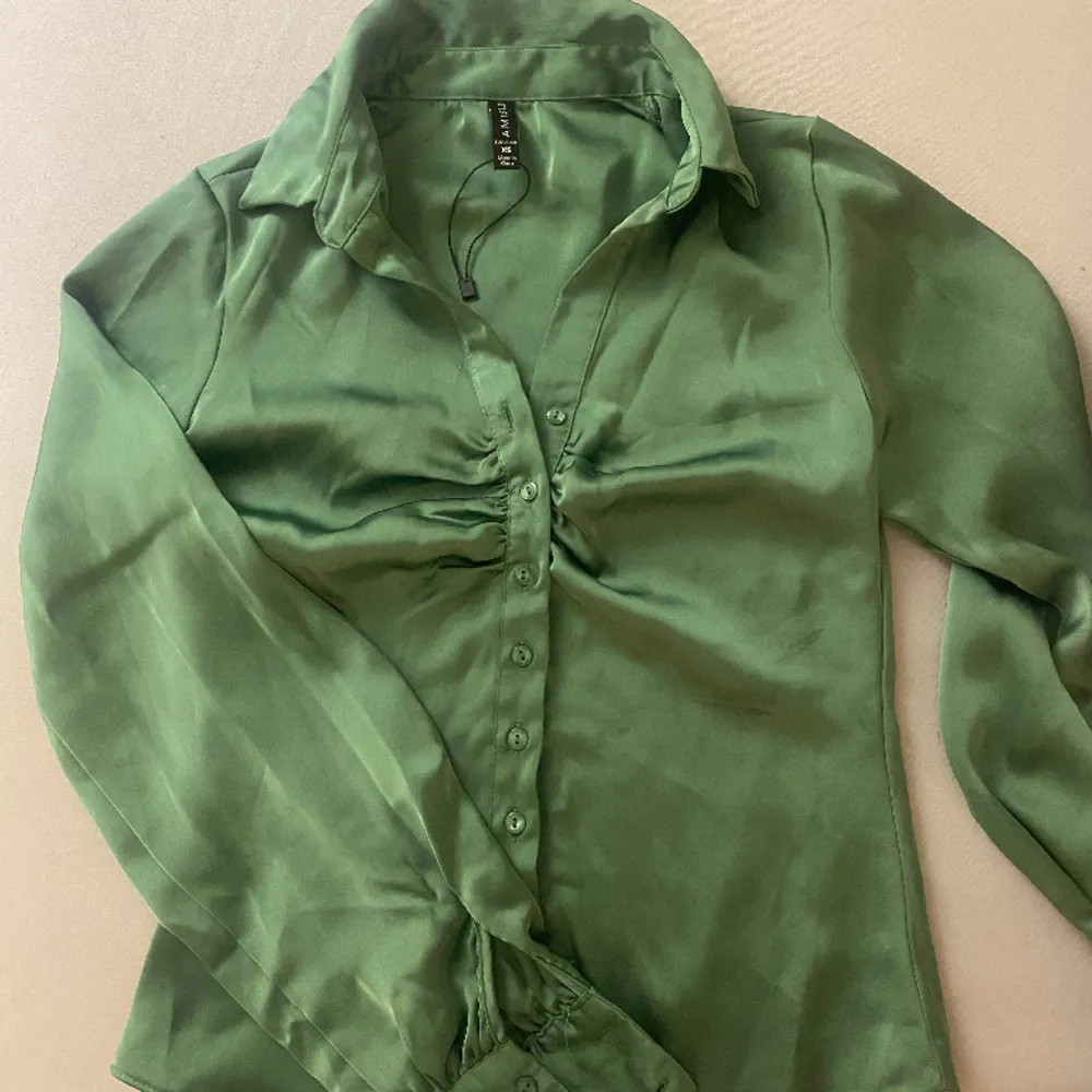 En grön skjorta i satin, storlek S. Skjortor.