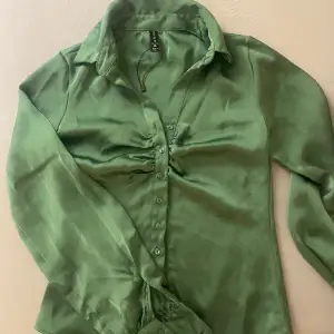En grön skjorta i satin, storlek S