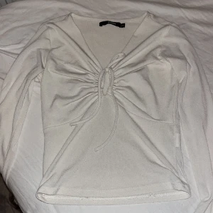 Vit Topp - En topp som tyvär inte kommer till användning, därav säljer jag vidare den! inga defekter alls, kom gärna privat för frågor! 🥰