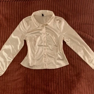 blus i silke  - superfin vit/krämfärgad blus i silkes material (?¿) tyvärr för stor på mig🤍