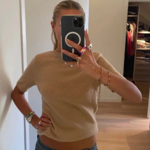 Lisa yang t shirt - Säljer denna supersnygga kashmir t shirt i 100% kashmir. Defekter förekommer som man kan se, därav priset. Nypris typ 2700kr💖💖Första bilden lånad. Passar fler storlekar. Pris kan diskuteras. Skriv vid frågor/intresse