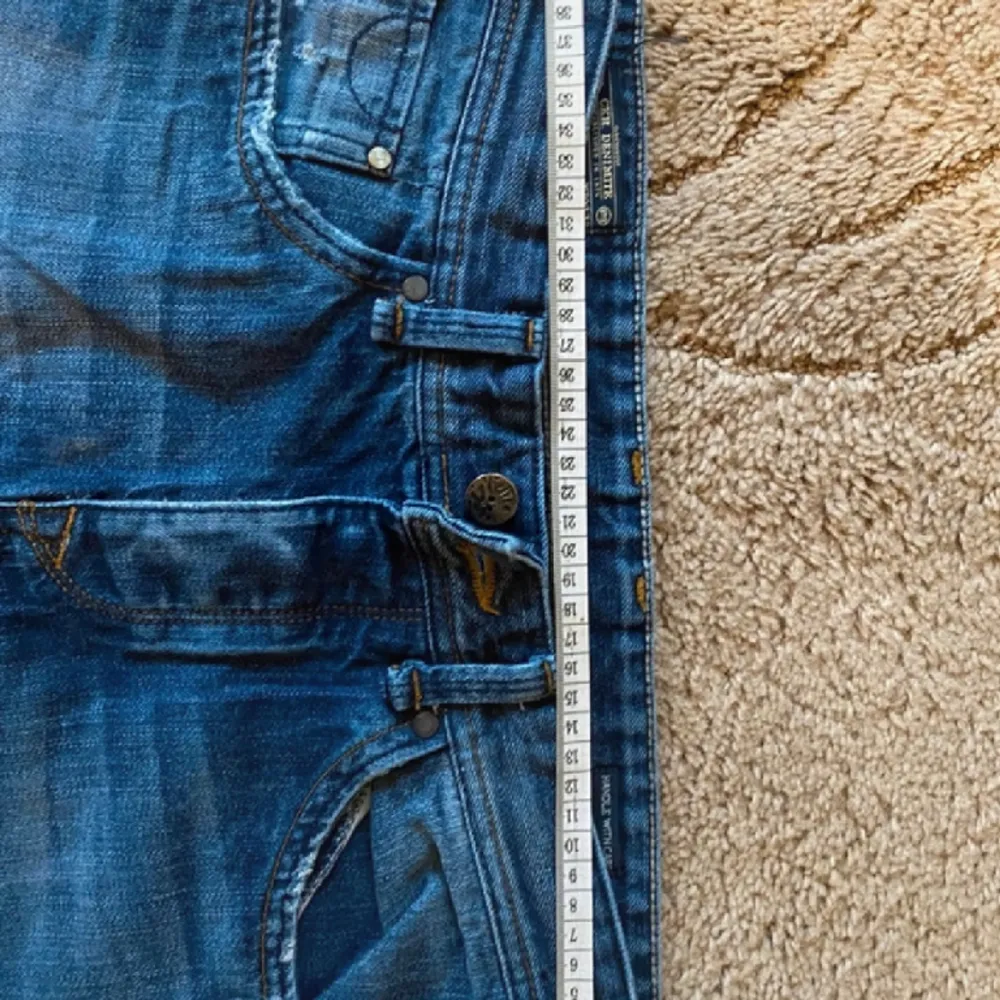 Blåa Straight leg jeans i storlek 30/32. Jeansen är i mycket bra skick och har inga defekter.. Jeans & Byxor.