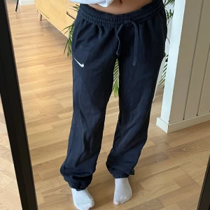 Nike mjukisbyxor  - Mjukisbyxor från Nike, små defekter som hål nere vid benet (sista bilden), annars fina , xs men Oversize storlek , så funkar som s och ev M också 