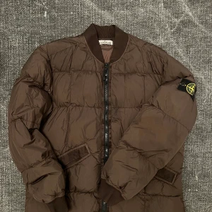 Stone Island Dunjacka - Stone Island, dunjacka, brun.  Dunjacka i bomberjacksmodell.