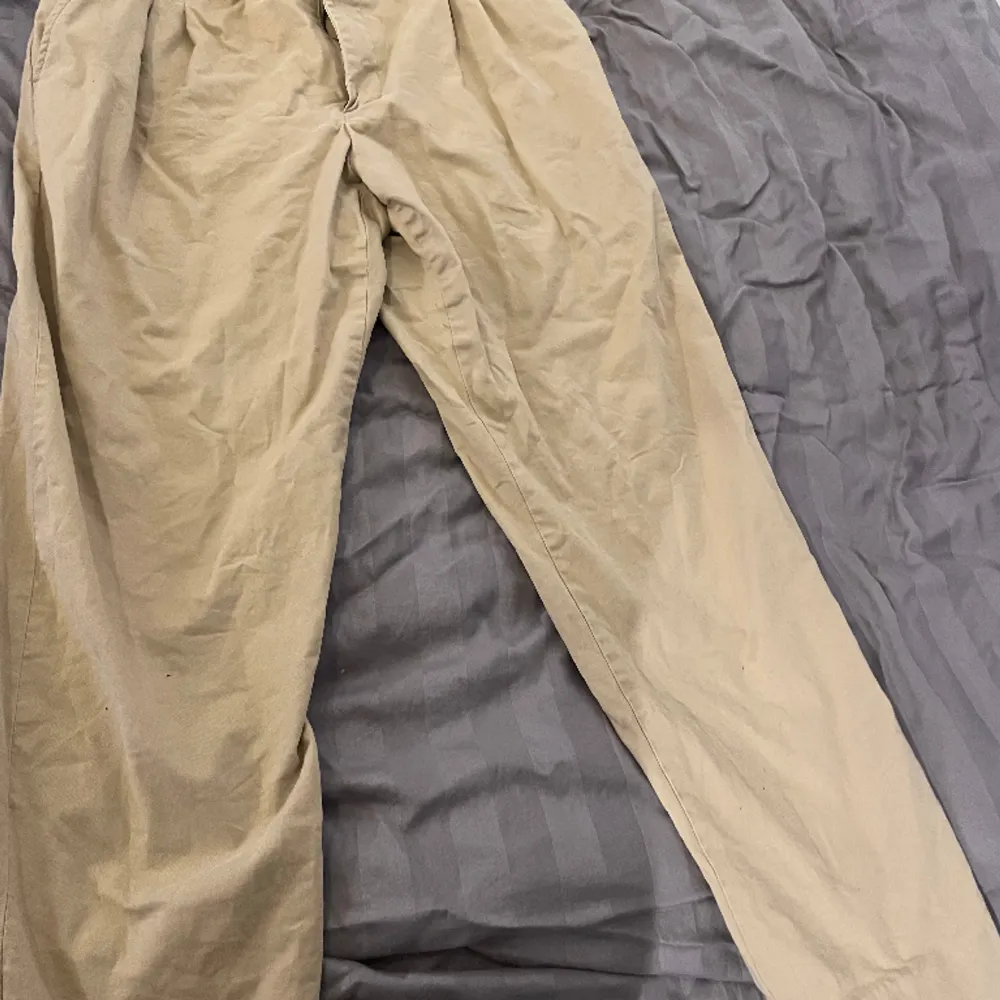 Beige chinos från Zara i storlek EUR 40. Finns att hämta i södra Stockholm, kan annars fraktas (köparen står för frakten).. Jeans & Byxor.