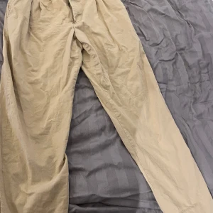 Beige chinos från ZARA - Beige chinos från Zara i storlek EUR 40. Finns att hämta i södra Stockholm, kan annars fraktas (köparen står för frakten).