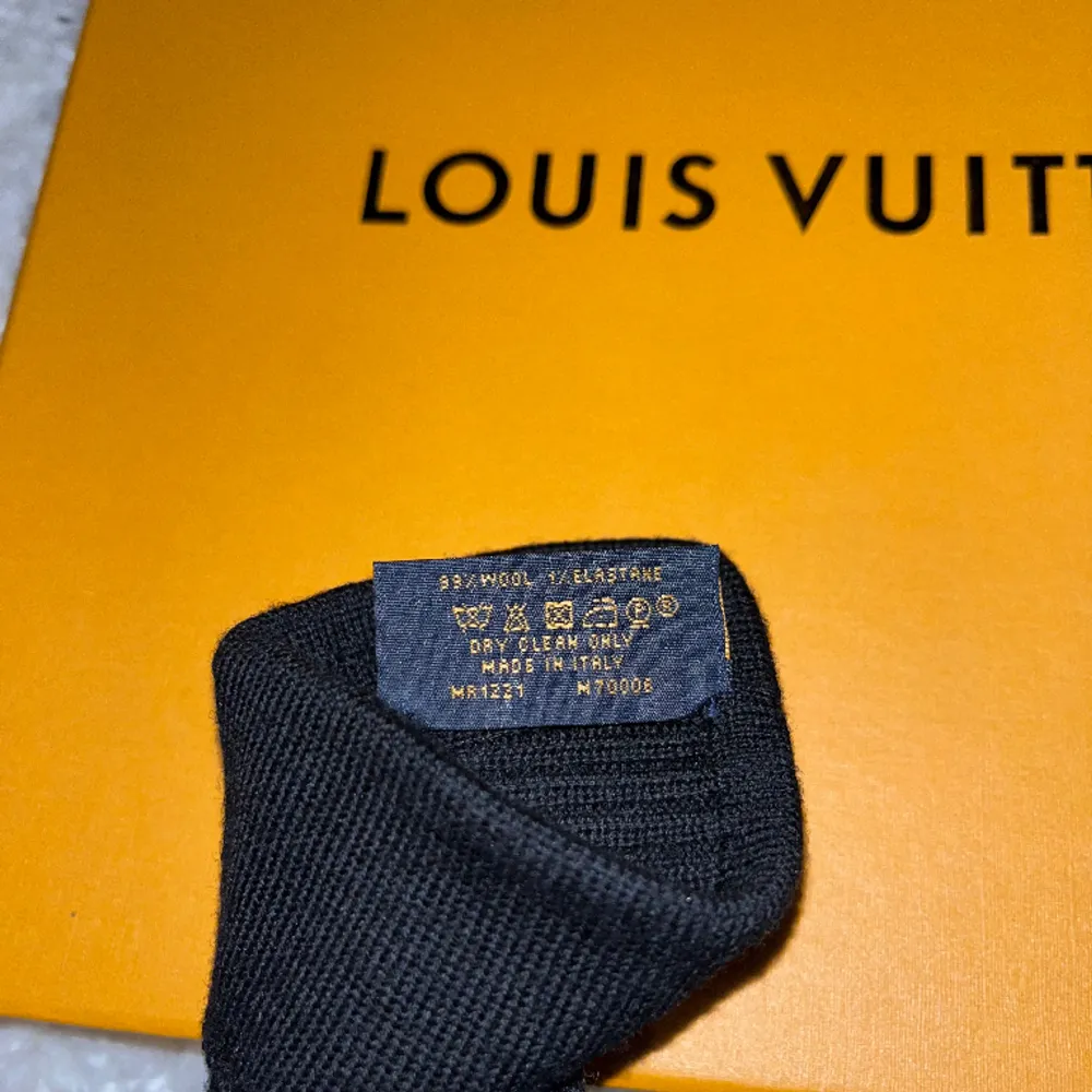 Hej! Säljer ett par vantar från märket Louis Vuitton som är i 10/10 skick (1:1 replika). De är helt nya och oanvända, bara provade. Det medföljer en box till vantarna som har blivit lite skadad. Priset kan diskuteras vid snabb affär💯. Accessoarer.