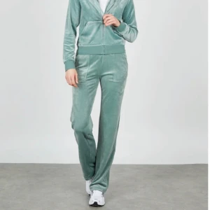 Juicy coutore sett - säljer detta jättefina settet då jag behöver pengar, köpt för 1200 och säljer för 550💗 tröjan är storlek S och byxorna är storlek XXS, passar mig som är 164