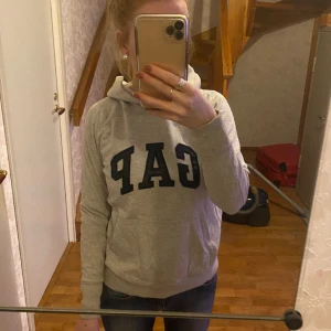 Ljusgrå Gap hoodie - Supersöt grå hoodie från Gap som aldrig blir använd💞