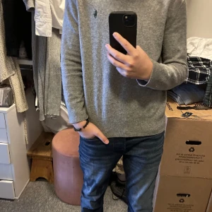 Stickad Ralph lauren tröja - Najs grå stickad tröja med najs grå stickad tröja med grön logga. Jag är 167 på bilden.  Inga defekter Passar xs 