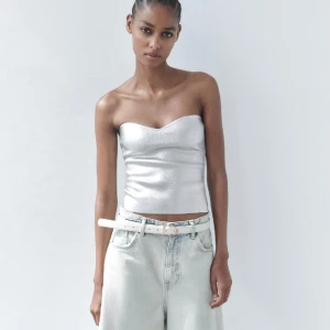 Zara topp - Fin topp från zara! Perfekt till nyår!!!!🥂 aldrig använd eftersom att det var för liten, lapparna kvar