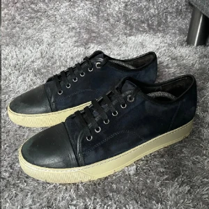 Lanvin cap toe mörkblå mocka - Tja! Säljer nu mina Mörkblå Lanvin skor. Väldigt sällsynt färg. Box och dustbag tillkommer ej. Storlek 42, uk 8. Skick 7/10, Inga defekter. Nypris: 4000kr. Box och dustbag tillkommer ej. Kontakta mig för fler bilder eller info!