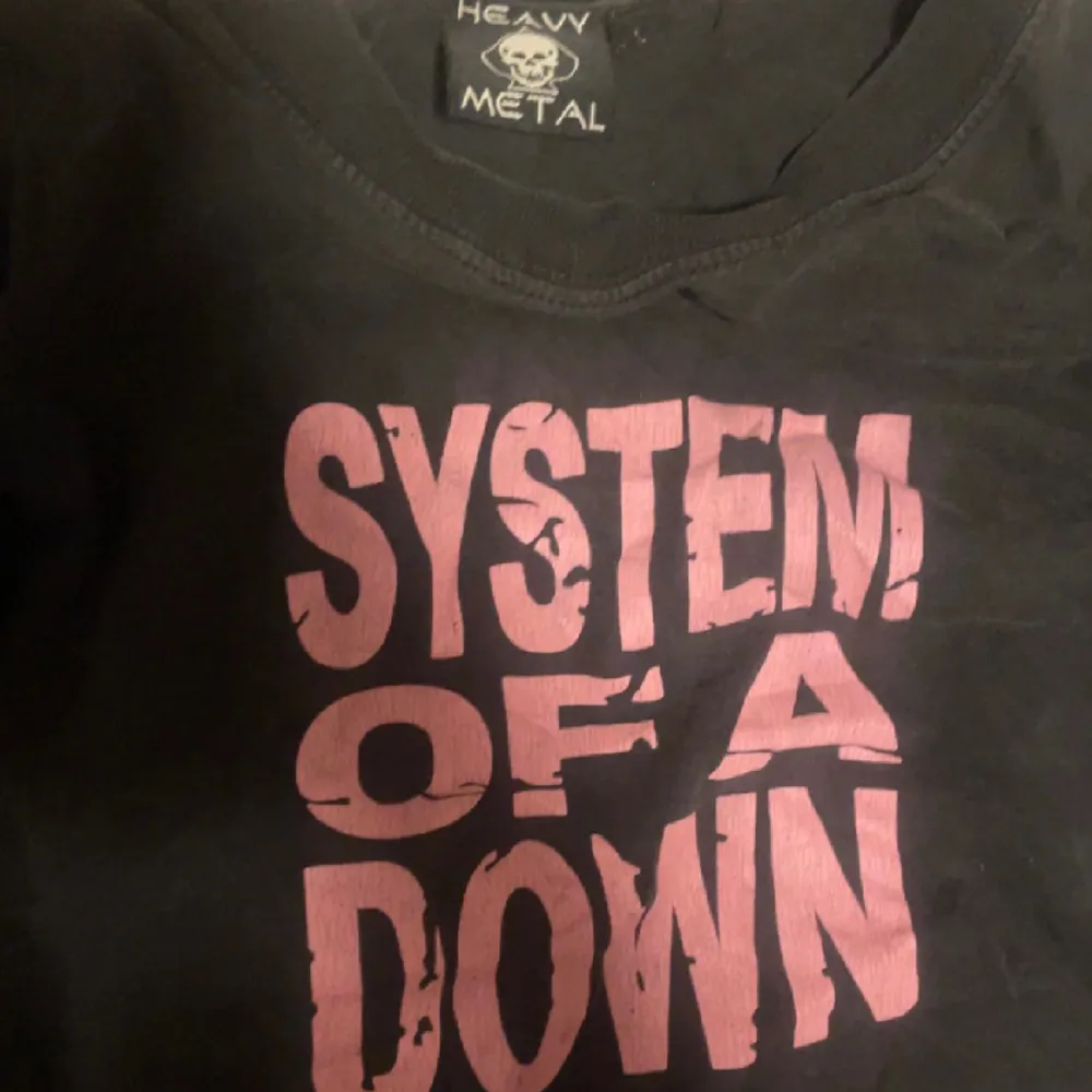 System of a down t shirt köpt från heavy metal, har ett litet hål som knappt syns men går att sy ihop. Dma om frågor. T-shirts.