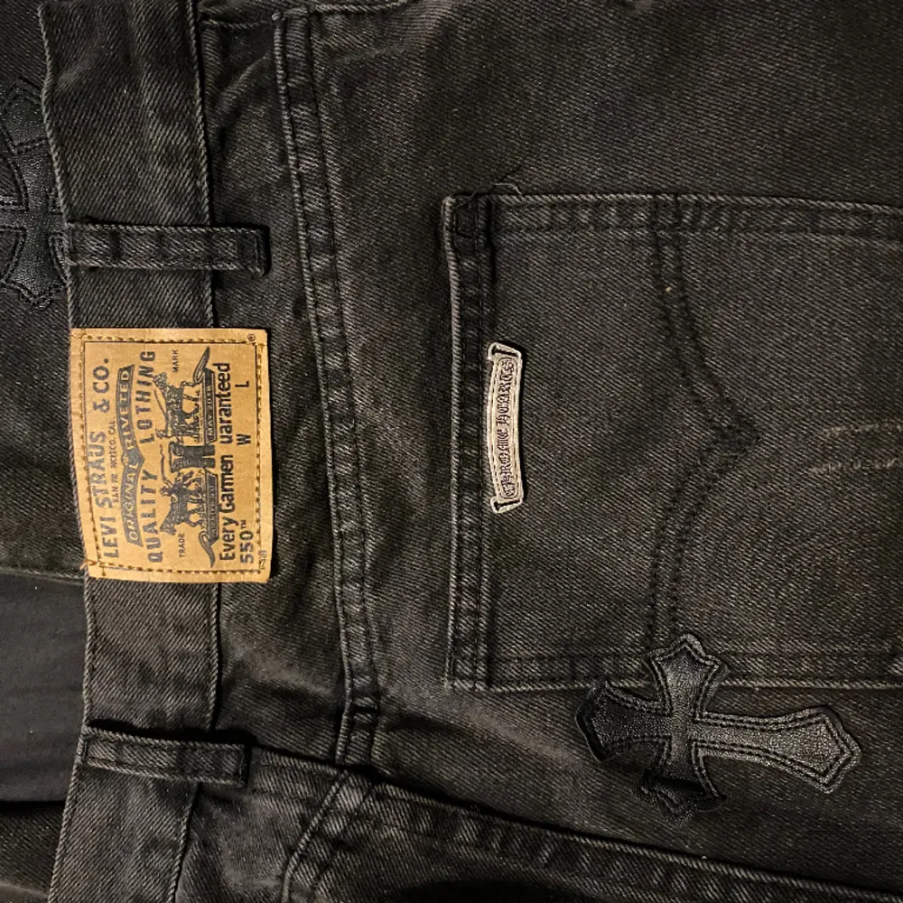 Ett par jätte fina jeans kolan Levis och chrome hearts sitter jätte fint och går ej att köpa i Sverige . Jeans & Byxor.