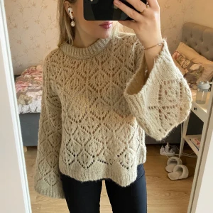 Hålstickad tröja  - Hålstickad tröja från Zara i nyskick🫶🏼🫶🏼 Nypris 399kr