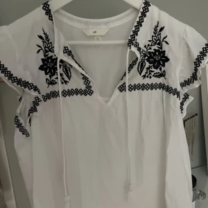Blus - Vit blus från H&M i nyskick, aldrig använd. Kostade 299kr men säljer för 170kr då den är för stor för mig.  Storlek L, för referens brukar jag ha xs. Köp gärna via ”köp nu” och skriv privat vid funderingar🫶pris går att diskutera