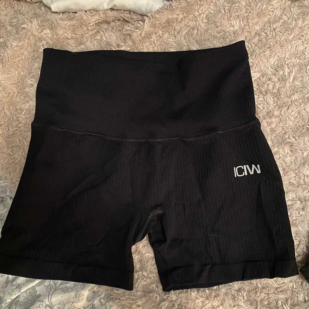 Iciw shorts som inte är speciellt använda, så därmed fint skick. 150kr + frakt . Shorts.