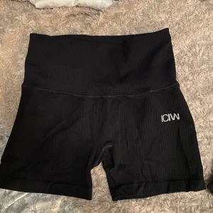 Iciw shorts  - Iciw shorts som inte är speciellt använda, så därmed fint skick. 150kr + frakt 