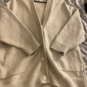 Stickad kofta - Stickad beige kofta gott skick sprillans ny❤️