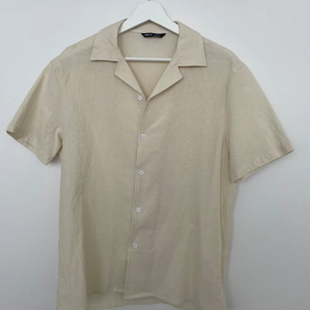 Kortärmad beige skjorta från Shein, storlek S. Skjortor.