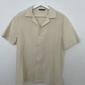 Kortärmad beige skjorta från Shein, storlek S