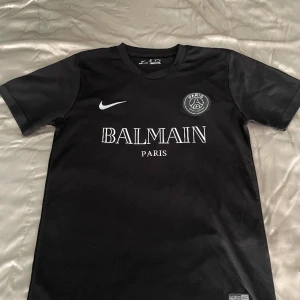 Psg Balmain tröja - Endast testat tröjan och har sedan dess slutat ha på mig fotbollströjor. Skicket är 10/10 ✨