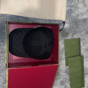 Gucci keps - Svart Gucci keps ÄKTA storlek M Allt på bilden ingår! 