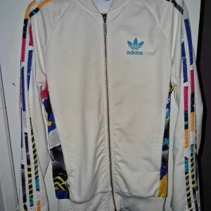Adidas Teorado Zip x Martin Garrix edition (Rare) - (Rare) Adidas Teorado Zip x Martin Garrix Editon Sparsamt använd. Väldigt gott skick!