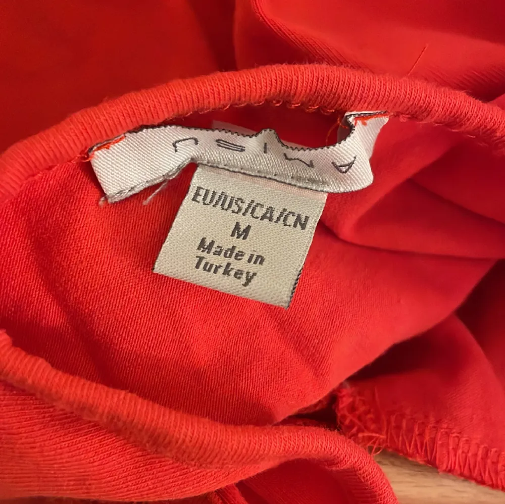 Bra skick, röd tröja med spets💓 storlek M men passar mer som S eller xs. Blusar.