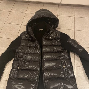 Moncler cardigan  - Riktigt fin moncler cardigan i top kvalitet. Den är helt perfekt nu inför våren. Om du söker mer information så tveka inte på att höra av dig. Priset kan diskuteras men det måste vara rimligt för kvaliteten.