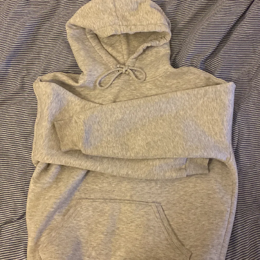 Säljer denna supergosiga hoodie ifrån bikbok! Lite nopprig runt ärmarna(visas på bild 3) men inget som märks mycket. Köparen står för frakten, skriv om du är interesserad! . Hoodies.