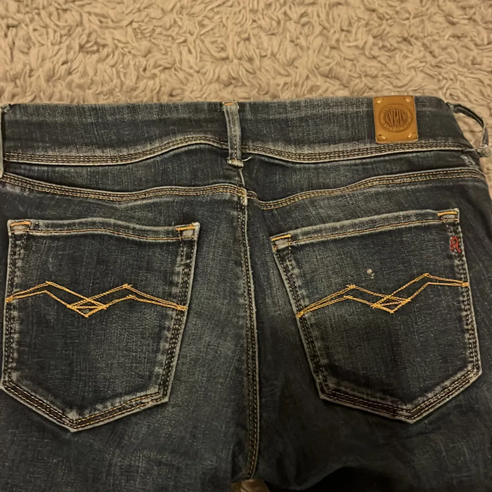 Säljer Replay jeans på grund av att de var försmå. Jätte fina på men korta för mig är 168. Är i stolek 24. Är mörkblåa och är low waist . Jeans & Byxor.