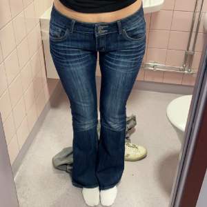 Jättesnygga lågmidjade jeans om är straight/bootcut. Midjemåttet rakt över är 40cm och den totala längden är 110cm🫶 passar perfekt om man vill ha långa jeans! Skriv om du vill ha fler bilder! 