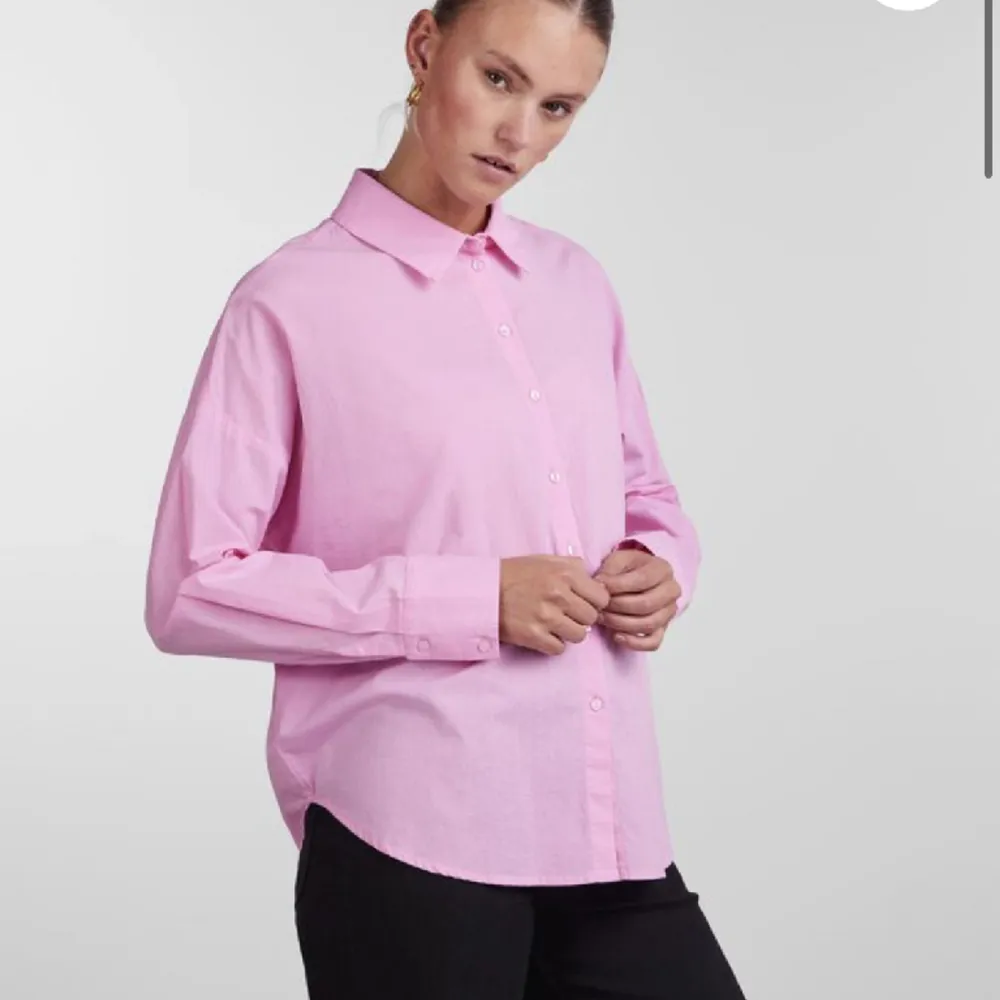 Säljer en liknande rosa skjorta från Cubus o en ljusrosa färg. Lappen kvar aldrig använd! Skick 10/10! Skriv vid fler bilder.🩷nypris 399 tror jag. Skjortor.