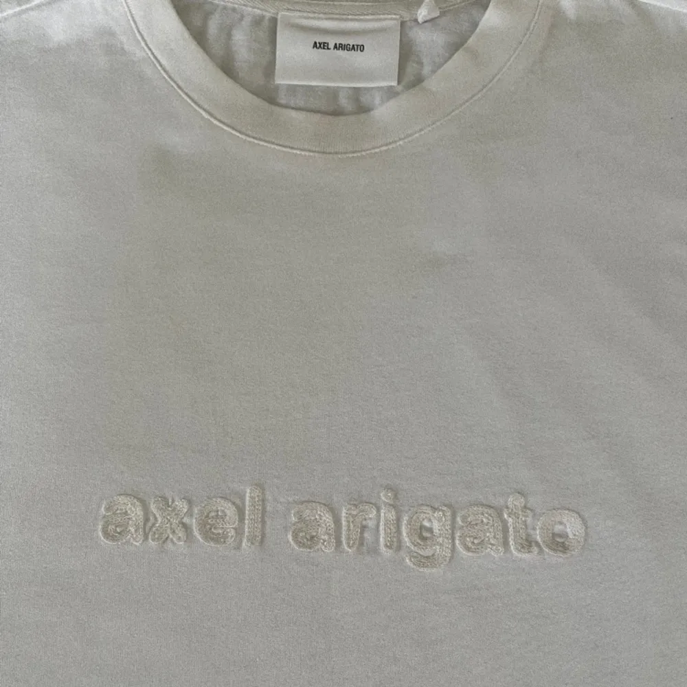 Säljer nu min Axel Arigato t-shirt i storlek small. Kanon skick, använd ett fåtal gånger och bara tvättad 1 gång. Nypris ca 1100 kr. Mitt pris 350 kr. T-shirts.
