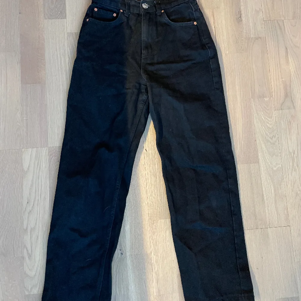 Svarta jeans ifrån gina tricot i storlek 32. Fint skick. . Jeans & Byxor.