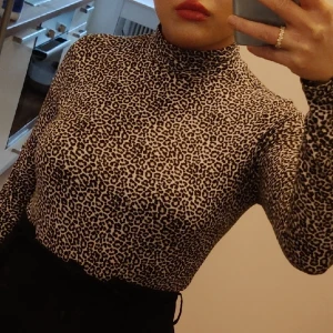 Leopardmönstrad halvpolo - Leopardmönstrad halvpolo i storlek M, otroligt mjukt och skönt material! Fint skick.