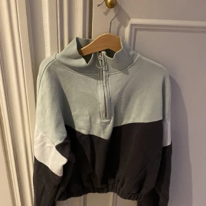 Tjock tröjor med dragkedja  - Mac tröja med dragkedja i svart grön och vit har använts ganska många gånger men är i suveränt skick 