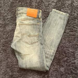 Säljer dessa rippade Jack & Jones Jeans i W28/30L. Skick 8/10, kan gå ner i pris vid snabb affär. Kom privat vid minsta lilla fråga!