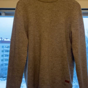 Barbour stickad tröja - Säljer min aldrig använda Barbour Essential crew för den va för stor  Tröjan är 100% ull och väldigt varm  Nypris på Naturkompaniet är 1199 Mitt pris: 699