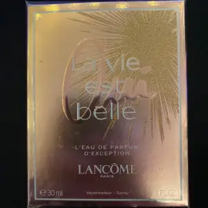 Helt ny och oöppnad Oui La Vie est Belle L’Eau de Parfum från Lancôme! Skriv vid eventuella frågor😊
