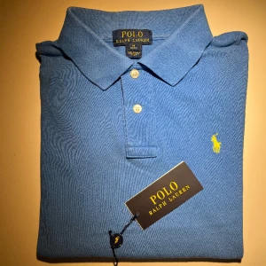 Ralph Lauren Piké  - Riktigt snygg Ralph Lauren piké i riktigt bra skick:(9/10). Den är sparsamt använd och nypris är 895 kr. Snygg nu till vår och sommar. Passar storlek Xs i vuxenstorlek. Köp fler i min profil och få mängdrabatt och fri frakt. Skriv för frågor! //Carl