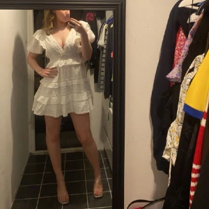 Studentklänning  - Säljer min såå fina studentklänning🌸helt slutsåld på hemsidan. Storlek S och endast på studentdagen, inga fläckar och inte trasig. Vid snabb affär kan jag gå ner i pris. 