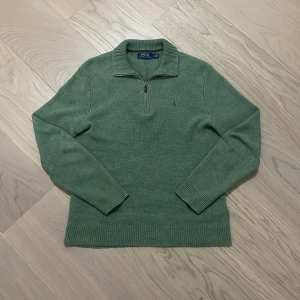 Ralph Lauren Stickad Half Zip - Säljer nu min feta half zip från Ralph Lauren eftersom den inte har fått så mycket användning. Tyget är stickat av tussah silke. Skicket är bra, utan några hål eller annat. Nypris är ca 2200kr. Skriv om ni har frågor eller funderingar! 